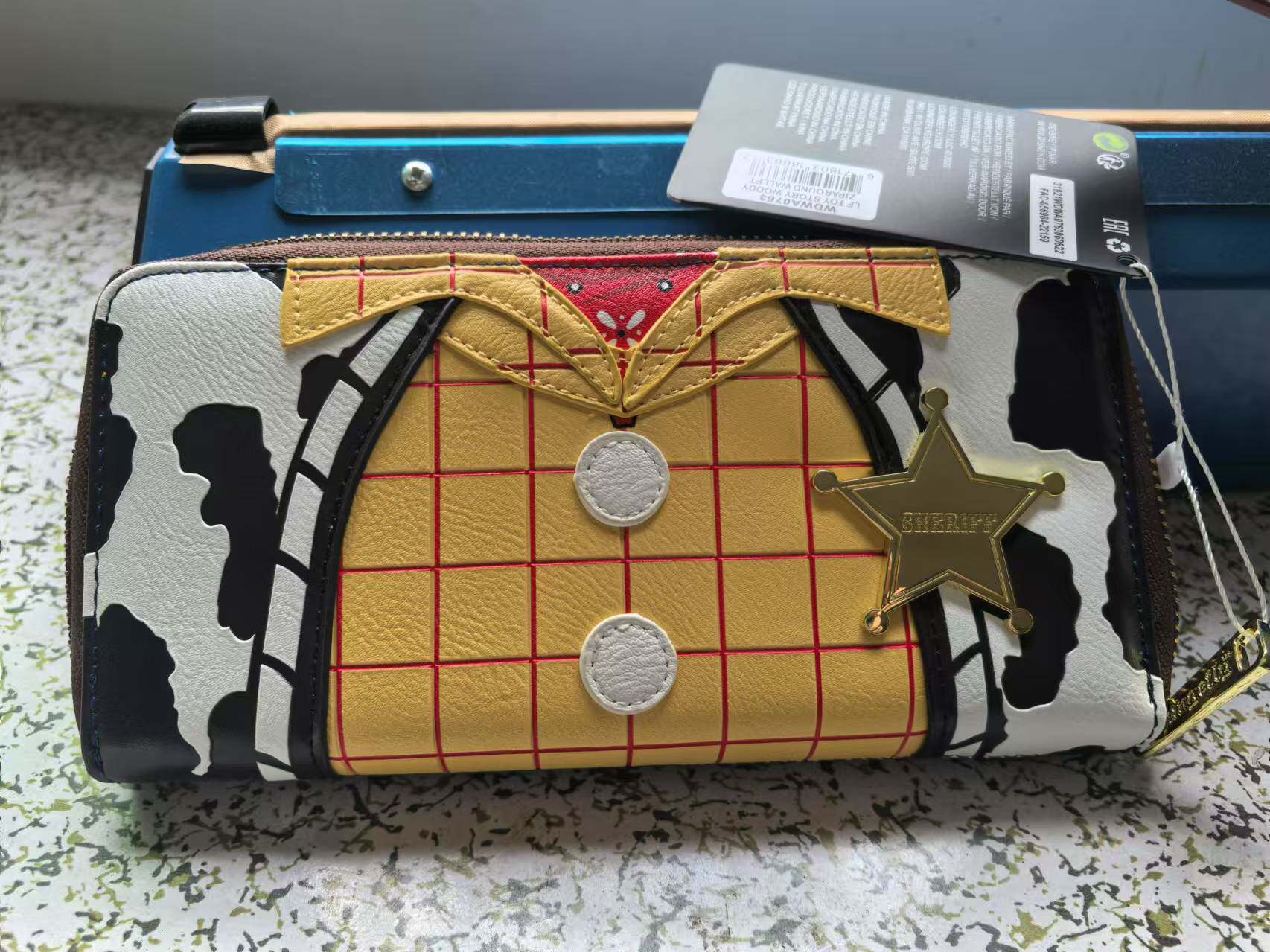 Travel Accessories Shops - กระเป๋าสตางค์ยาวลายการ์ตูน Sheriff Style ของ Stock Loungefly